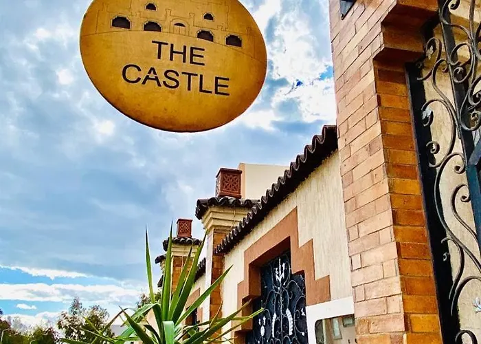 The Castle & فندق